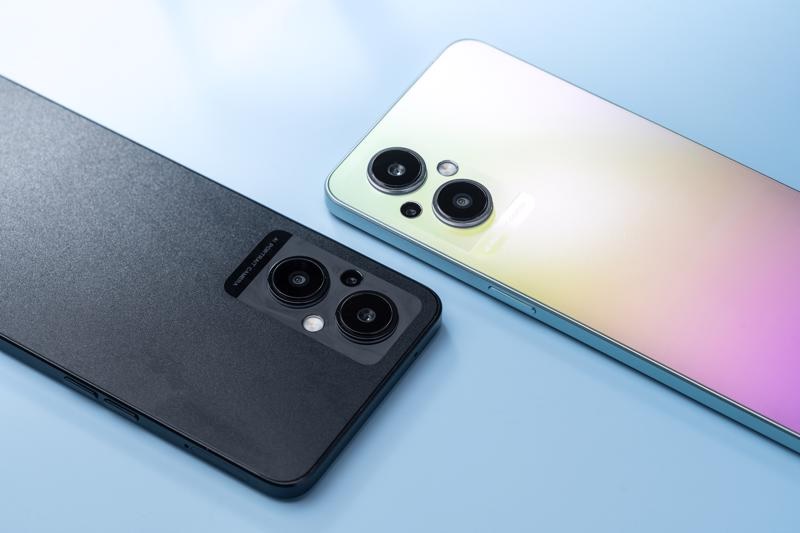 Hai chiếc điện thoại c&oacute; nhiều tiện &iacute;ch giống nhau